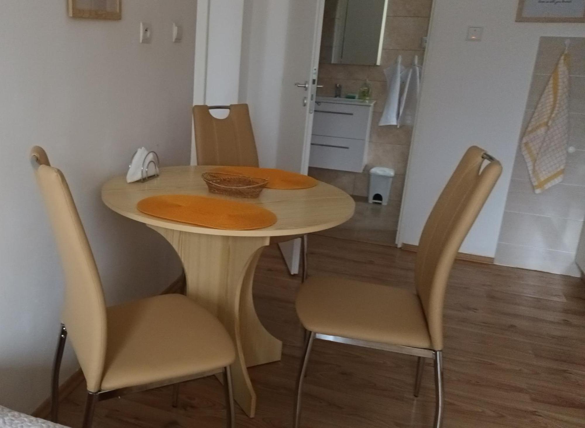 Apartman Alena การ์โลวีวารี ภายนอก รูปภาพ
